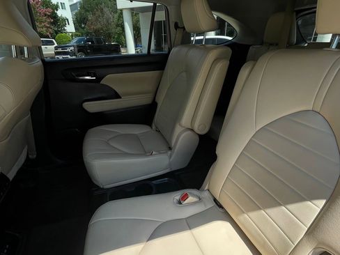 Used 2023 Toyota Highlander XLE FWD image 24