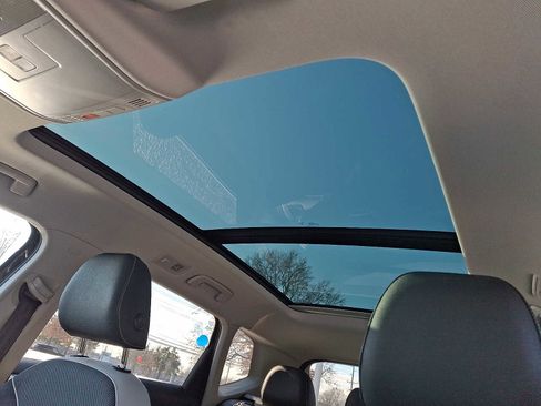 Certified 2025 Volkswagen Taos SE w/ Panoramic Sunroof Package image 12