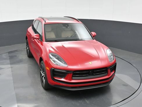 Certified 2024 Porsche Macan AWD/4WD image 32