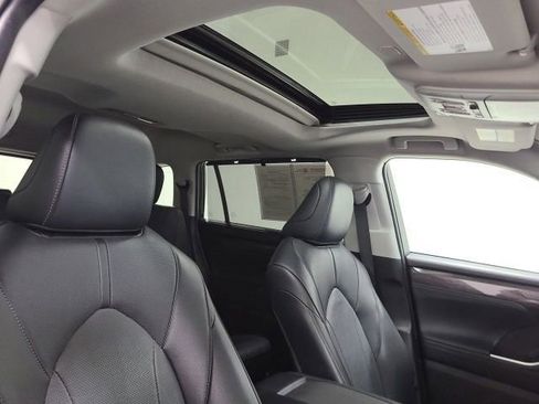 Certified 2024 Toyota Highlander Limited AWD/4WD image 5