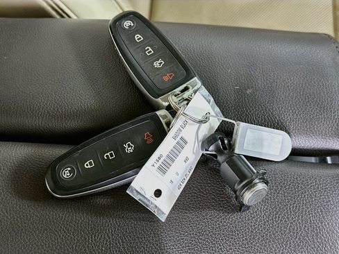 Used 2016 Lincoln MKS AWD image 34