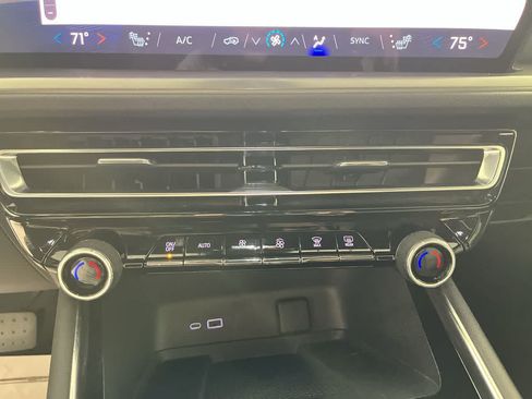 Used 2024 Chevrolet Traverse LT AWD/4WD image 21