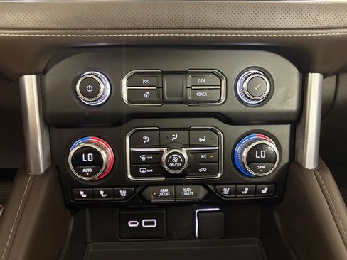 Used 2023 GMC Yukon XL SLT AWD/4WD image 27