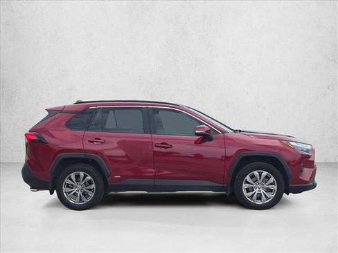 Used 2022 Toyota RAV4 XLE Premium AWD/4WD image 4