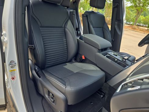 Certified 2025 Land Rover Discovery Dynamic SE AWD/4WD image 10