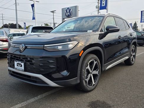 New 2025 Volkswagen Tiguan SE image 8