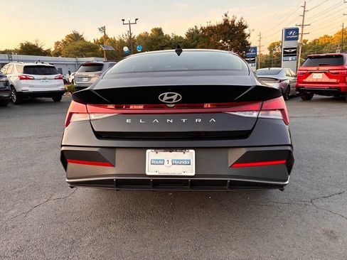 Used 2025 Hyundai Elantra SE FWD image 6