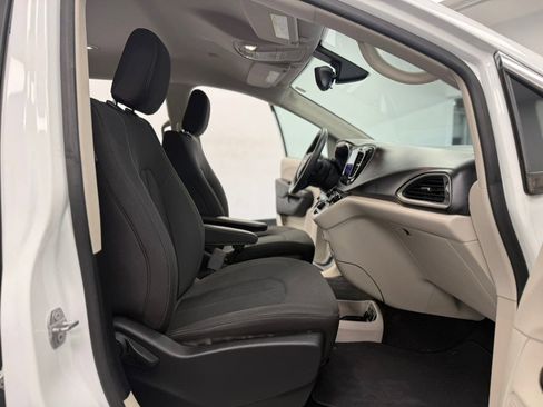 Used 2017 Chrysler Pacifica Touring w/ Tire & Wheel Group FWD image 49