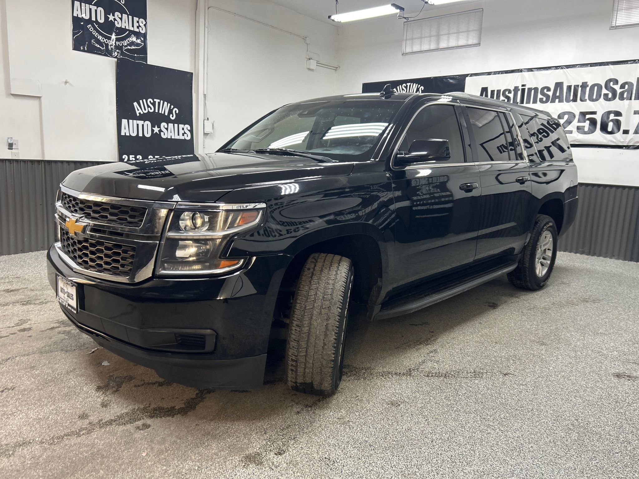 Used 2018 Chevrolet Suburban LT AWD/4WD image 3