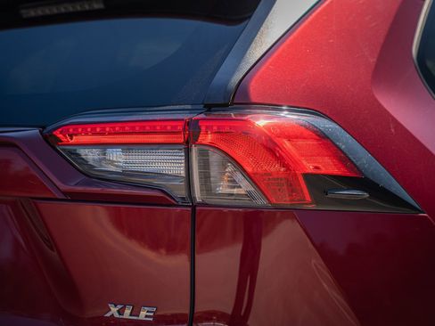 Used 2021 Toyota RAV4 XLE w/ Convenience Package image 14