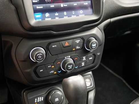 Used 2021 Jeep Renegade Latitude w/ Sun & Sound Group AWD/4WD image 29