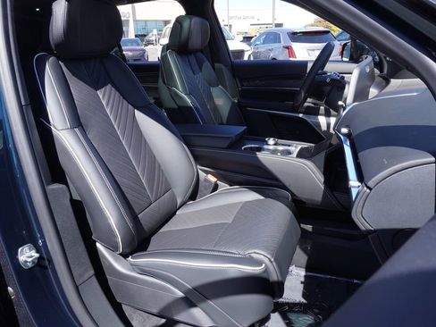 New 2026 Cadillac Vistiq Platinum image 12