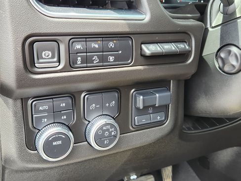 Used 2024 GMC Yukon AT4 w/ Technology Package AWD/4WD image 22