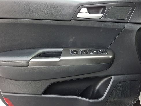 Used 2018 Kia Sportage LX image 12