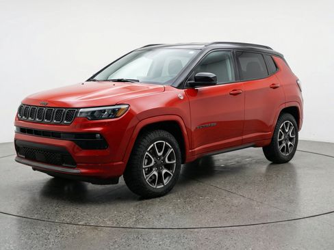 Used 2025 Jeep Compass Trailhawk AWD/4WD image 3