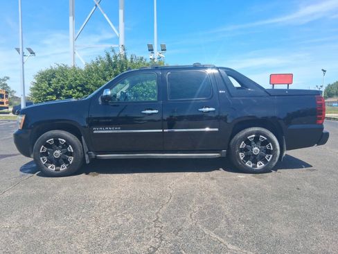 Used 2011 Chevrolet Avalanche LTZ AWD/4WD image 4