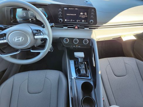 Certified 2025 Hyundai Elantra SE image 14