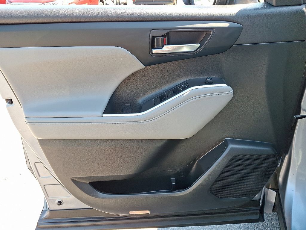 Used 2022 Toyota Highlander XLE AWD/4WD image 13