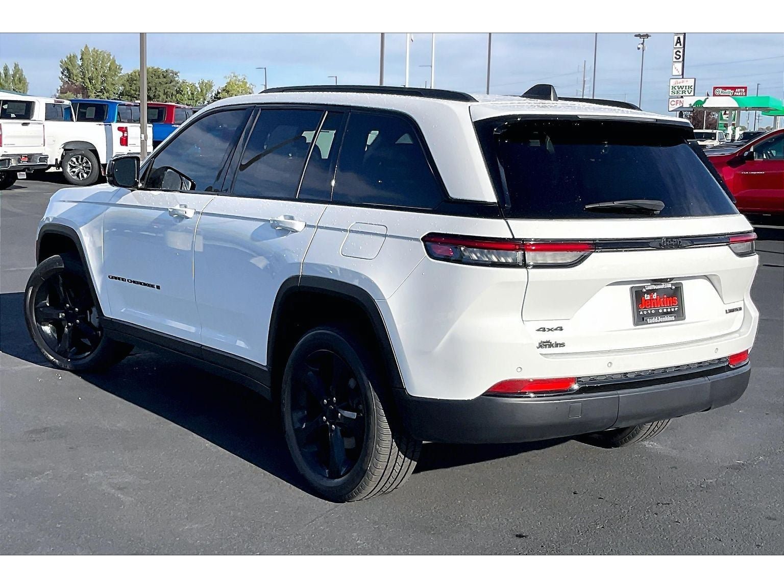 Used 2024 Jeep Grand Cherokee Limited w/ Black Appearance Package AWD/4WD image 13