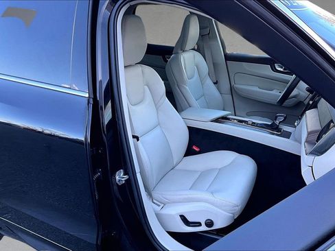 Used 2021 Volvo XC60 T5 Momentum image 28