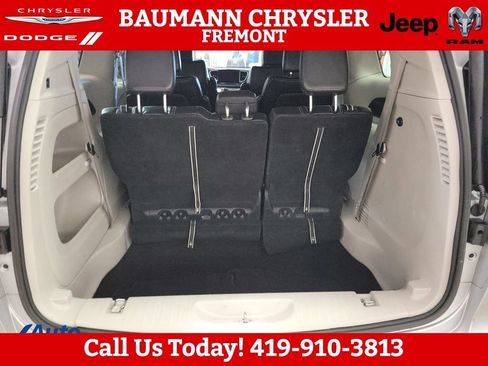 Used 2024 Chrysler Pacifica Touring-L FWD image 10