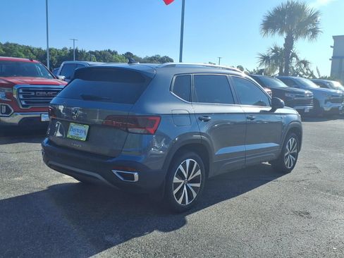 Used 2024 Volkswagen Taos SE FWD image 2