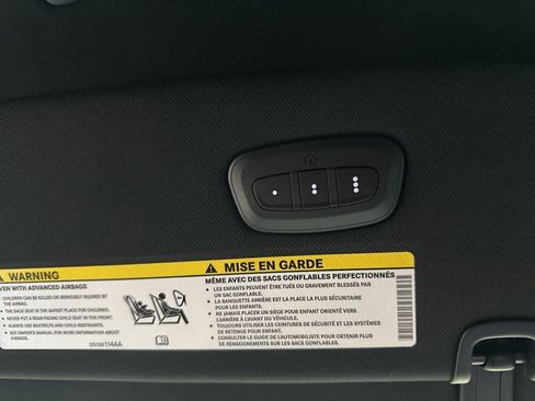 Used 2025 Chrysler Pacifica Select image 33