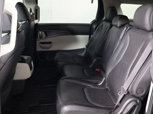 Used 2023 Kia Carnival LX FWD image 16