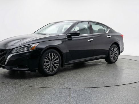 Used 2025 Nissan Altima 2.5 SV FWD image 3