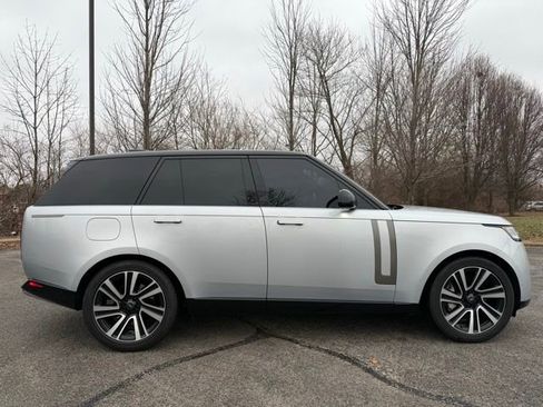 Used 2023 Land Rover Range Rover SE AWD/4WD image 2