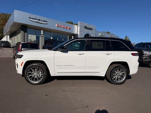 New 2025 Jeep Grand Cherokee Summit image 2