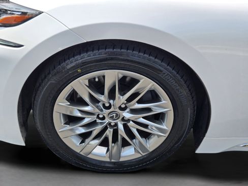 Used 2019 Lexus LS 500 w/ Accessory Package (Z1) RWD image 9