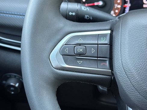 Used 2025 Jeep Compass Latitude w/ Convenience Group AWD/4WD image 34