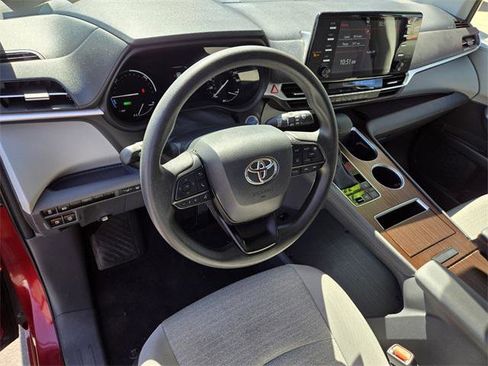 Certified 2023 Toyota Sienna LE image 11
