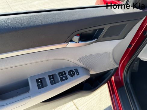 Used 2017 Hyundai Elantra SE image 11