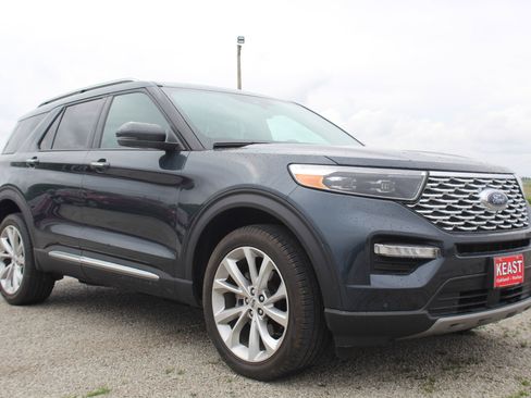 Used 2023 Ford Explorer Platinum w/ Premium Technology Package image 3