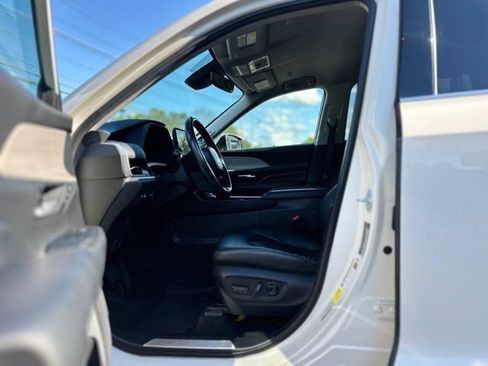 Used 2024 Toyota Grand Highlander AWD image 11