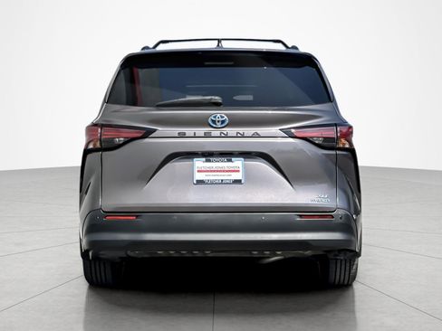 Certified 2021 Toyota Sienna XLE FWD image 4