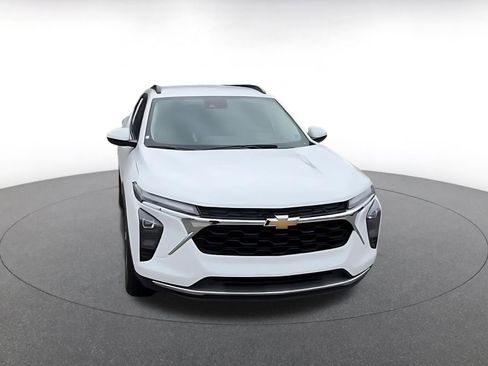 Used 2025 Chevrolet Trax LT FWD image 4
