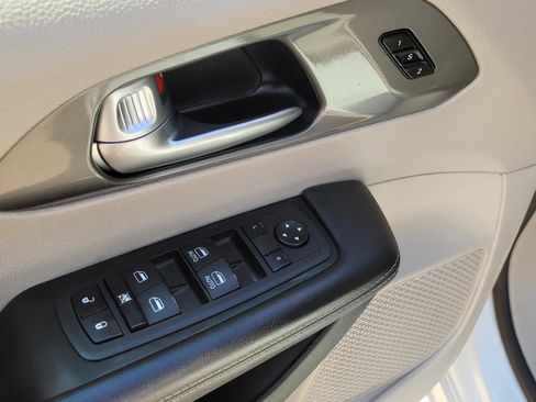 Used 2023 Chrysler Pacifica Touring-L FWD image 18