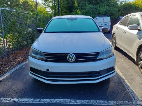 Used 2024 Volkswagen Jetta SE FWD image 2