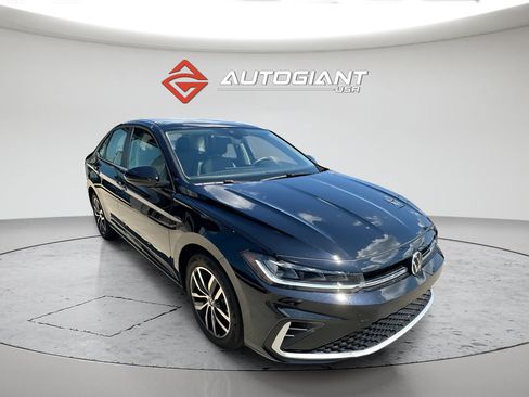 Used 2025 Volkswagen Jetta SE FWD image 4