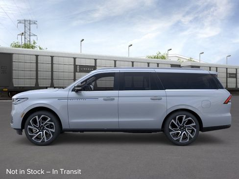 New 2026 Lincoln Navigator L Reserve AWD/4WD image 16