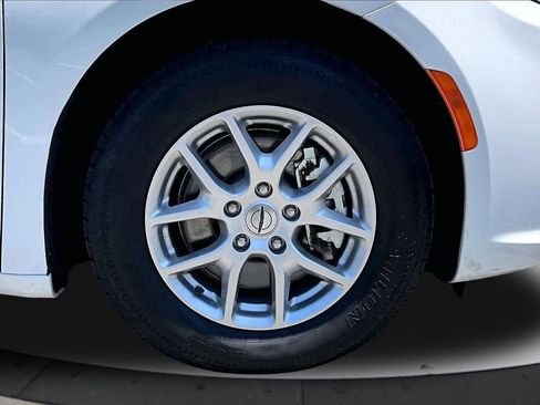 Used 2024 Chrysler Pacifica Touring-L FWD image 34