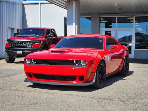 Used 2016 Dodge Challenger SRT RWD image 4