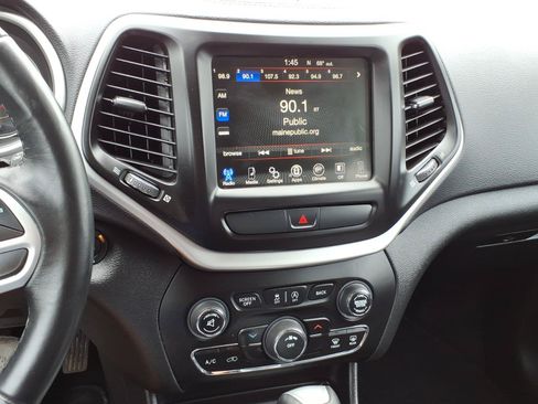 Used 2018 Jeep Cherokee Latitude Plus AWD/4WD image 10