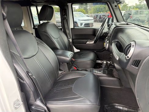 Used 2015 Jeep Wrangler Unlimited Sahara w/ Connectivity Group AWD/4WD image 22