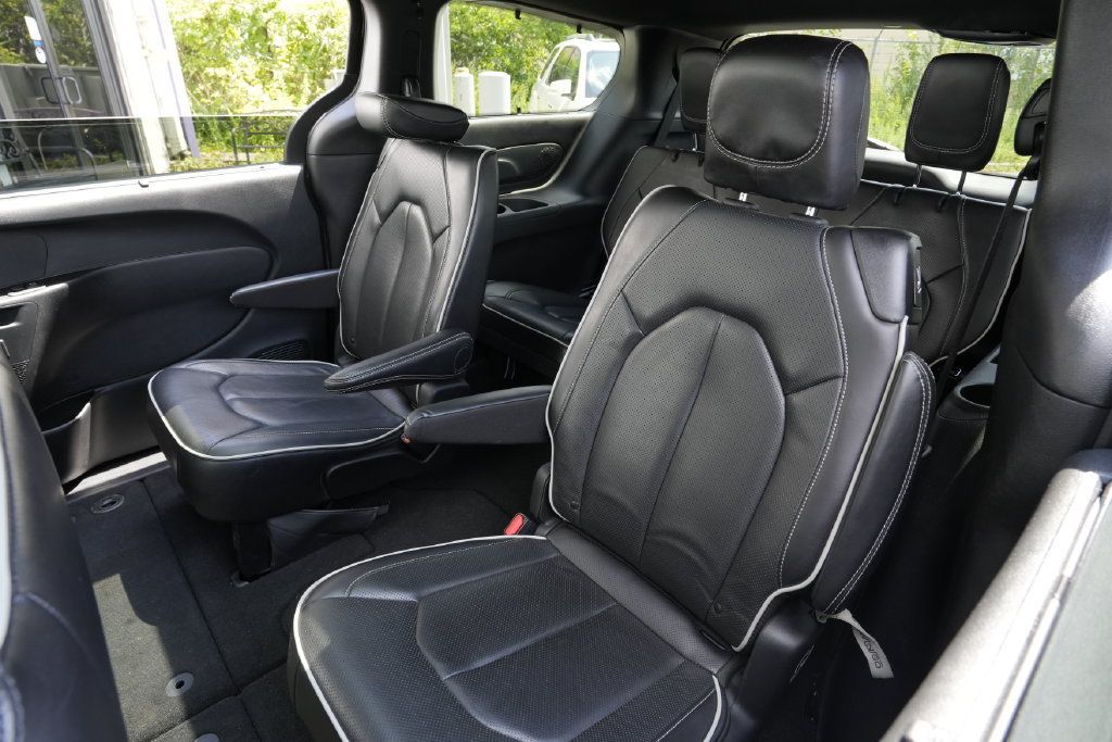 Used 2025 Chrysler Pacifica Limited FWD image 24