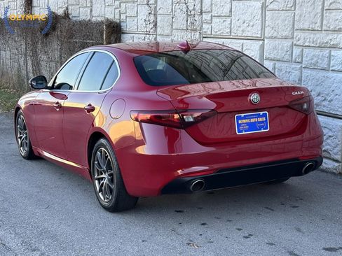 Used 2019 Alfa Romeo Giulia Sedan 4D image 4