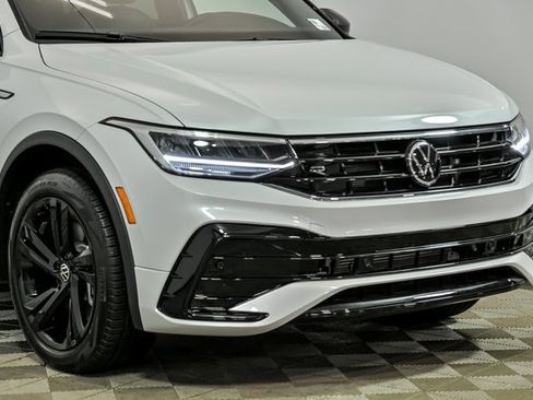 Certified 2024 Volkswagen Tiguan SE R-Line image 2